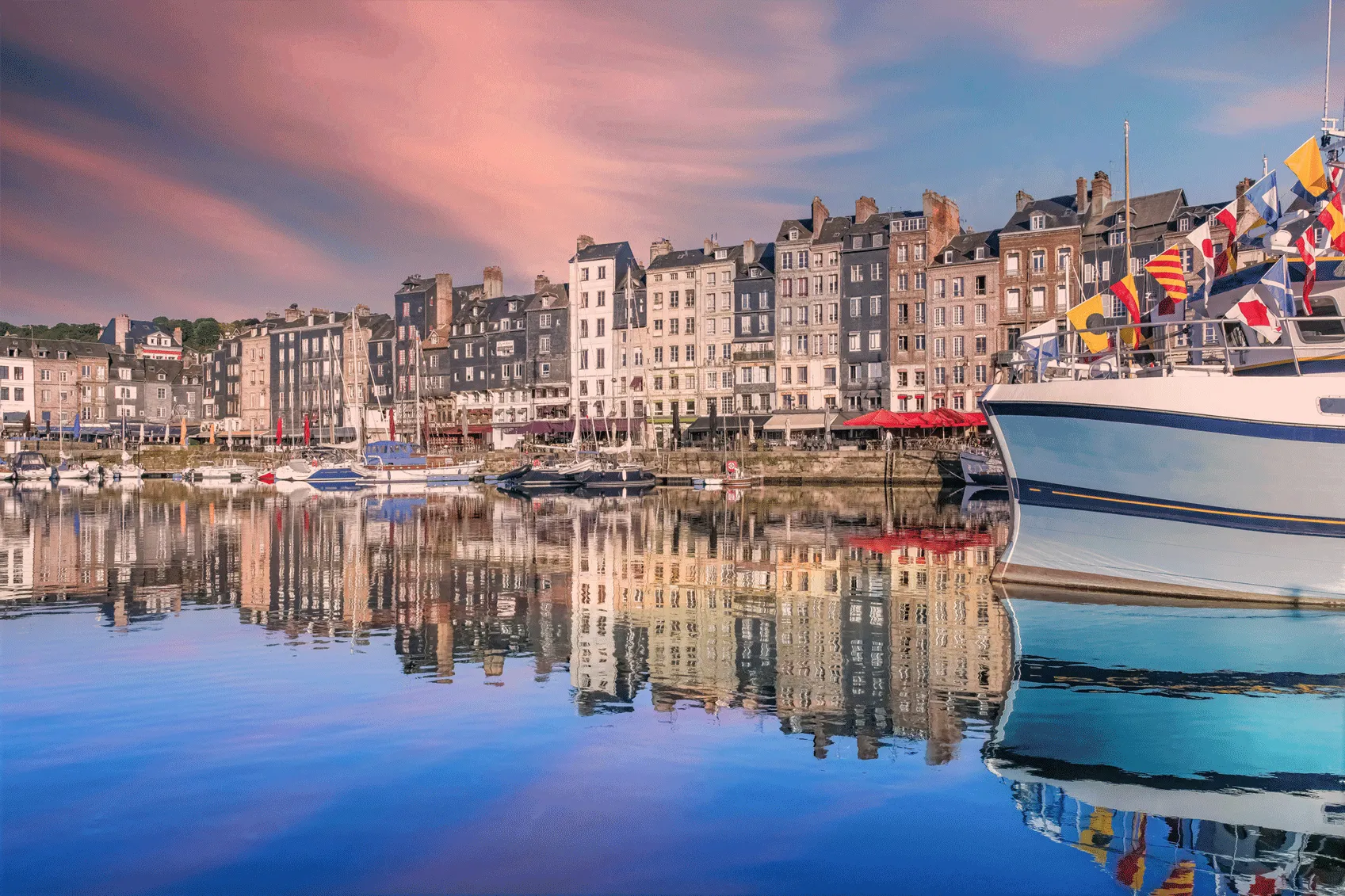 le port d'Honfleur sous un ciel rosé