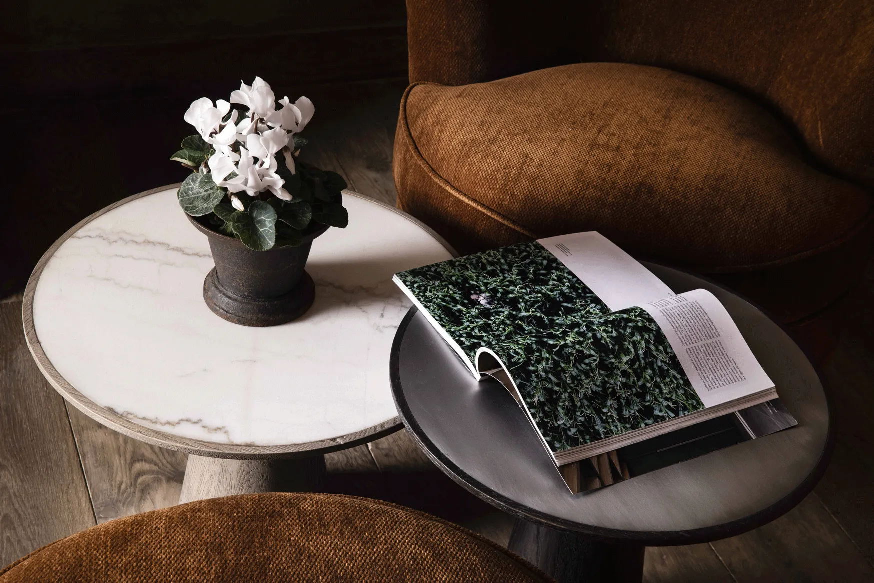 fleurs et magazine posés sur des tables à l'hôtel Saint-Delis